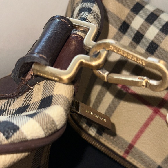 Burberry Bag. - Picture 3 of 9